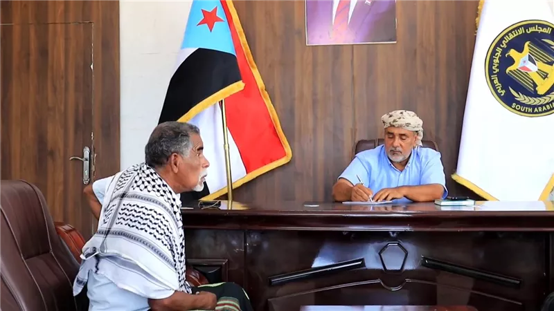 اليهري يطمئن على صحة الشاعر سعيد العوبثاني عقب إصابته بفعالية المكلا