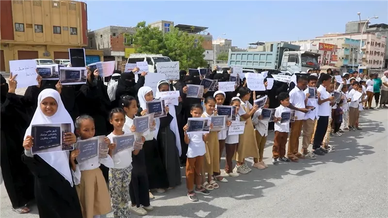 وقفات احتجاجية تضامنية في المكلا رفضا لفصل المعلمين المتعاقدين