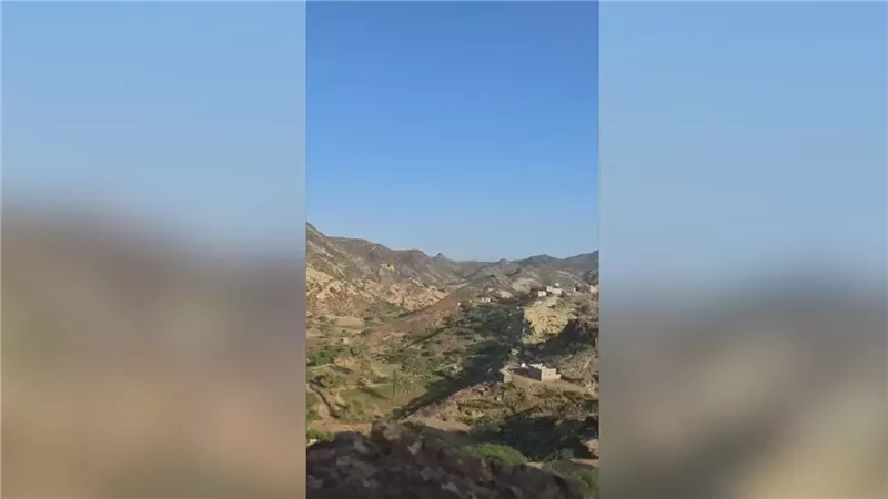 مليشيا الحوثي تستهدف قرى سكنية وتجمعات النازحين في المضاربة بلحج بصواريخ باليستية