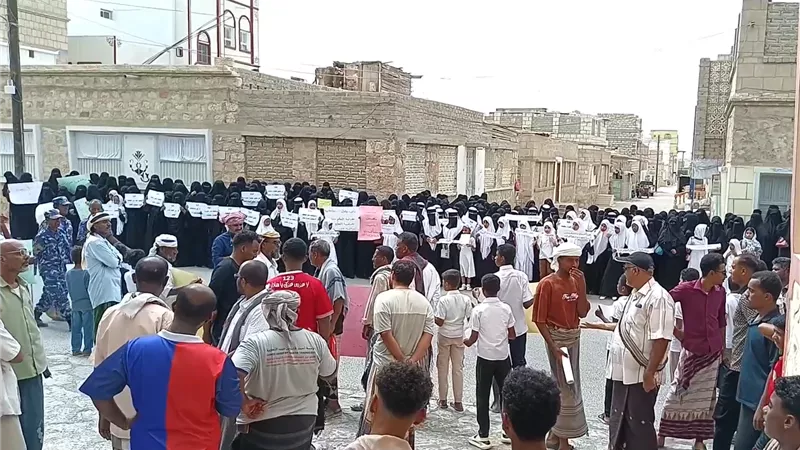 وقفة احتجاجية حاشدة بغيل باوزير رفضاً لفصل المعلمين المتعاقدين  