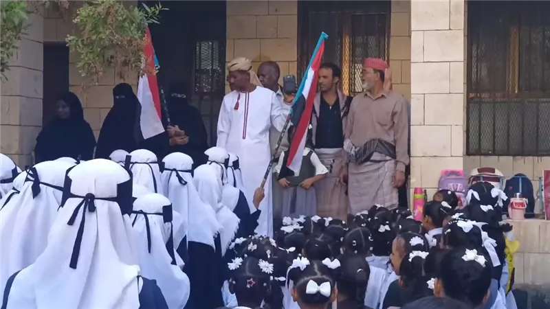 انتقالي أبين يدشن رفع علم الجنوب وترديد النشيد الجنوبي بمدارس المحافظة