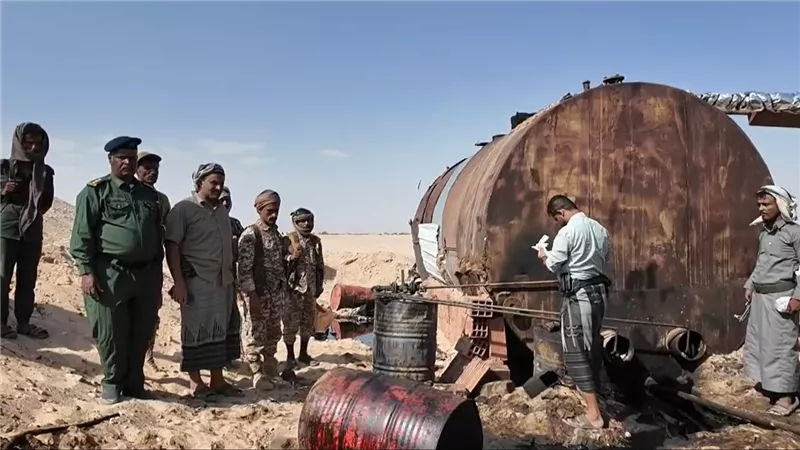 قوات دفاع شبوة تضبط موقعاً غير قانوني لتكرير النفط في مديرية دهر