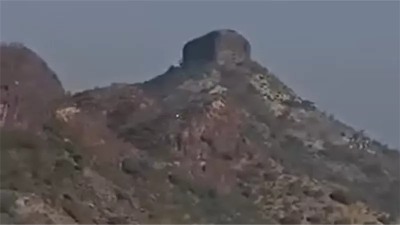 مدفعية القوات الجنوبية من أرض الصبيحة تدك مواقع الحوثيين بالوازعية اليمنية