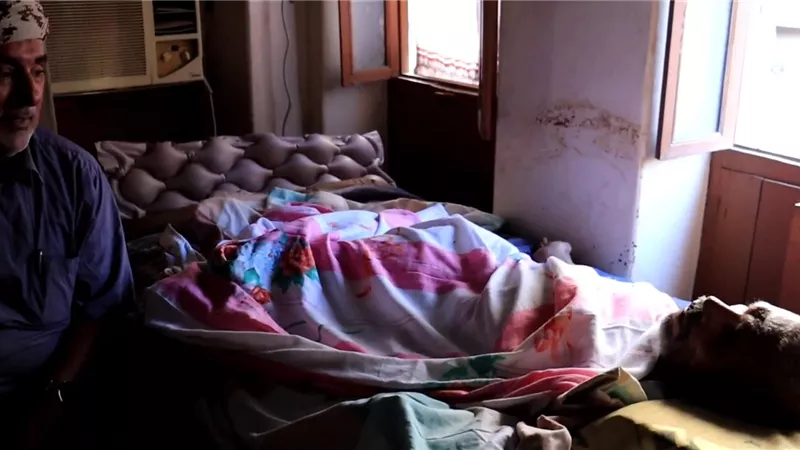 القائم بأعمال نائب رئيس انتقالي حضرموت يزور المناضل خالد باظروس بالمكلا