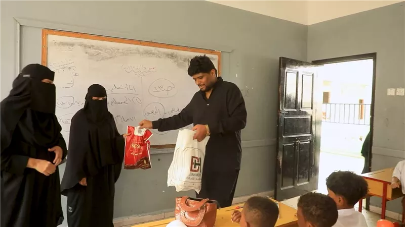 في لفتة وفاء.. أبوبكر بكير يكرّم معلميه في مدرسة الشهيد خالد بالمكلا 