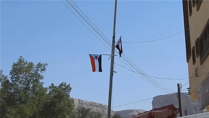 شباب الغضب يرفعون أعلام الجنوب وصور الرئيس الزُبيدي بسيئون استعدادا لمليونية 14 أكتوبر
